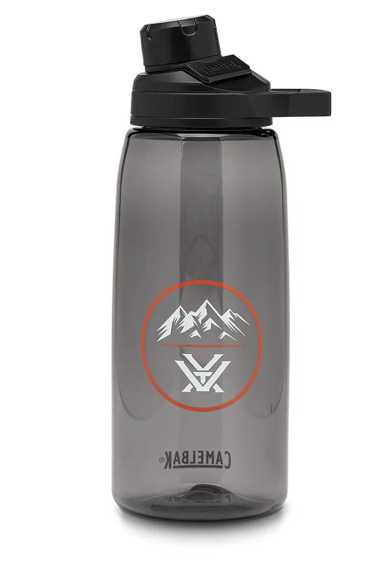 Transparente CamelBak Wasserflasche mit Bergmotiv und schwarzem Schraubverschluss