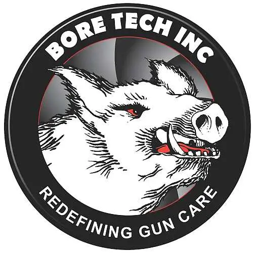 Rundes BORE TECH INC Logo mit wildem Wildschwein-Kopf und Slogan Redefining Gun Care für hochwertige Waffenreinigungsprodukte