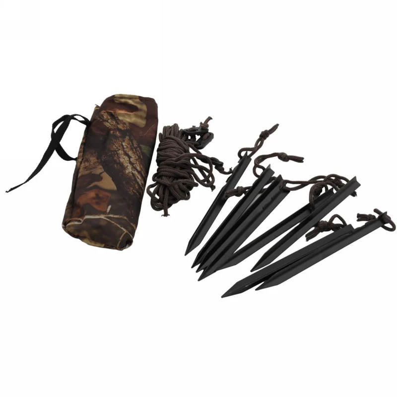 Ein Set aus Zeltzubehör bestehend aus Heringen, Seilen und einer Tragetasche in Tarnmusteroptik, ideal für Camping.