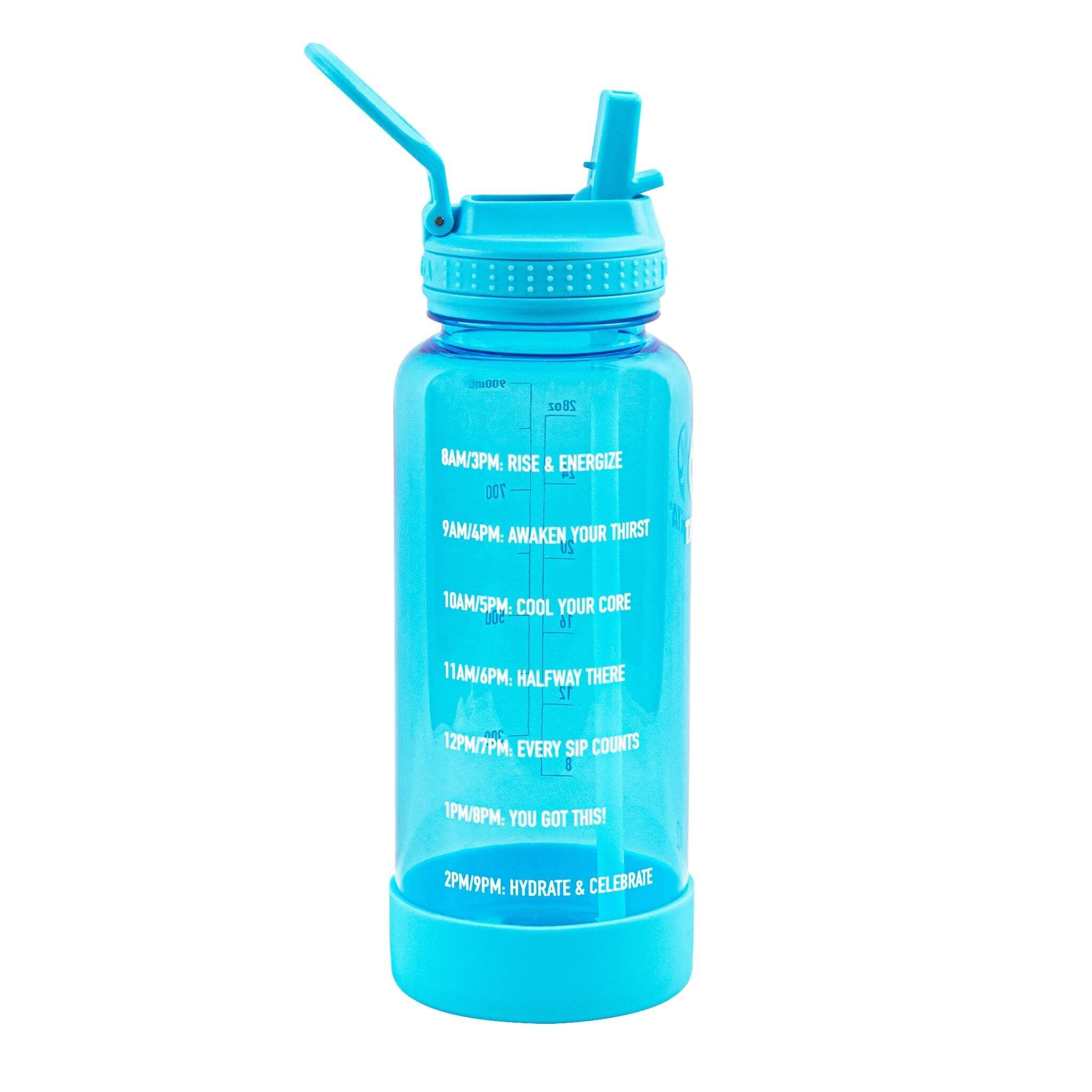 Transparente blaue Wasserflasche mit Trinkmarkierungen und Trinkhalm