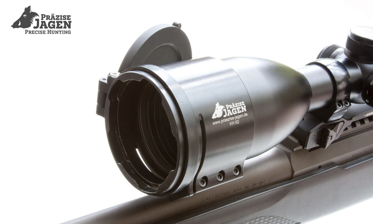 Nahaufnahme eines Zielfernrohrs von Präzise Jagen mit abnehmbarem Objektivdeckel, montiert auf einem Gewehr