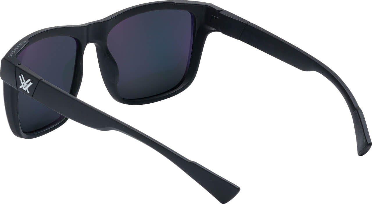 Rückansicht einer modernen schwarzen Sonnenbrille mit getönten Gläsern und UV-Schutz