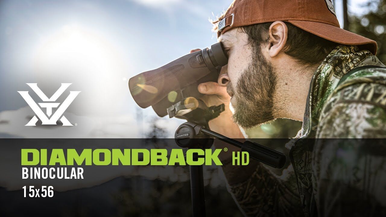 Mann verwendet ein Diamondback HD Fernglas 15x56 in der Natur