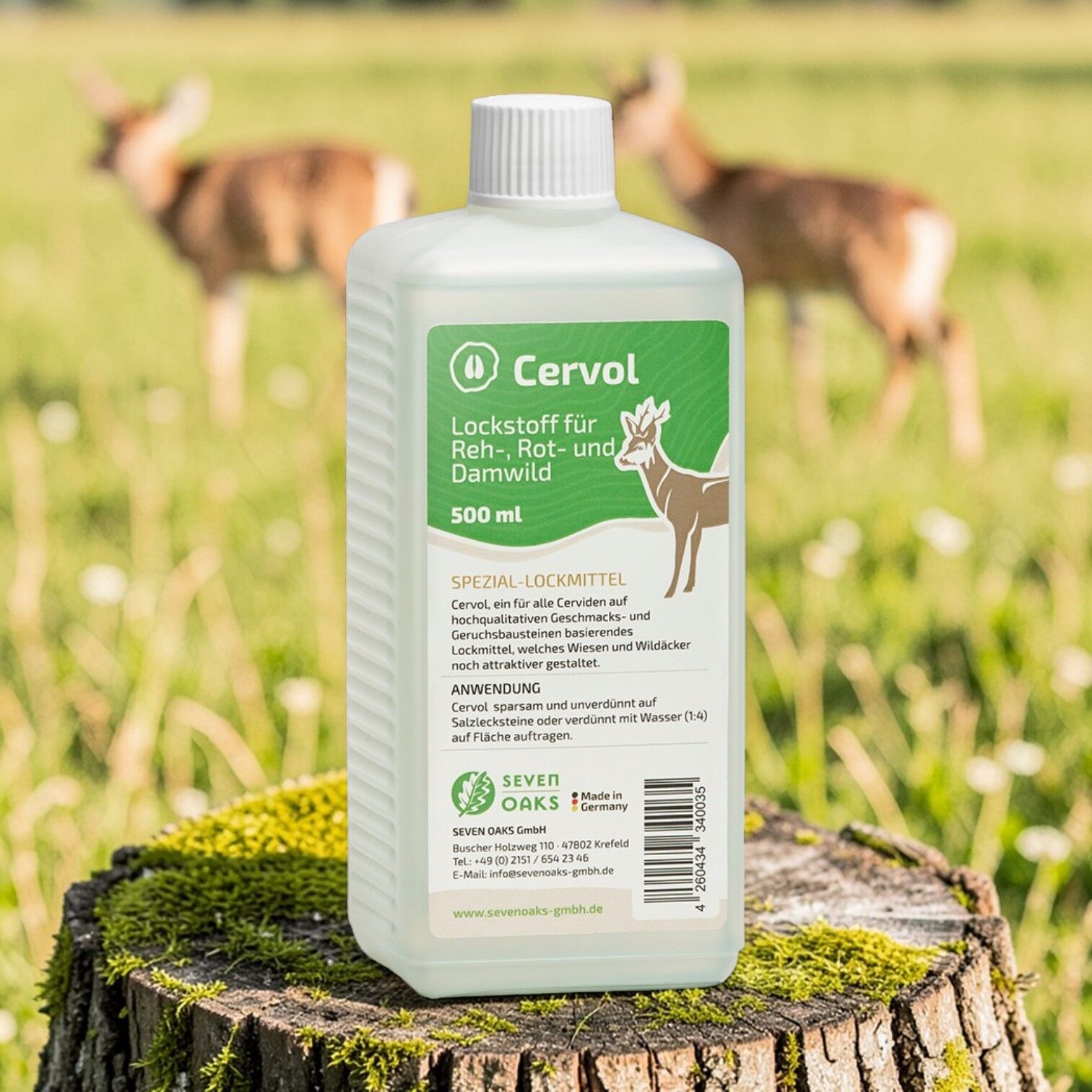 Flasche Seven Oaks Cervol Lockmittel für Reh-, Rot- und Damwild 500 ml auf einem Baumstumpf vor äsendem Rehwild im Hintergrund