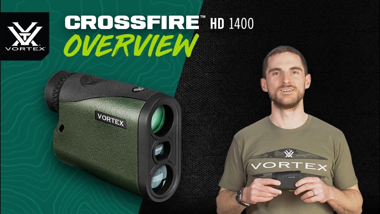 Ein Mann präsentiert den Vortex Crossfire HD 1400 Entfernungsmesser vor einem Werbehintergrund.