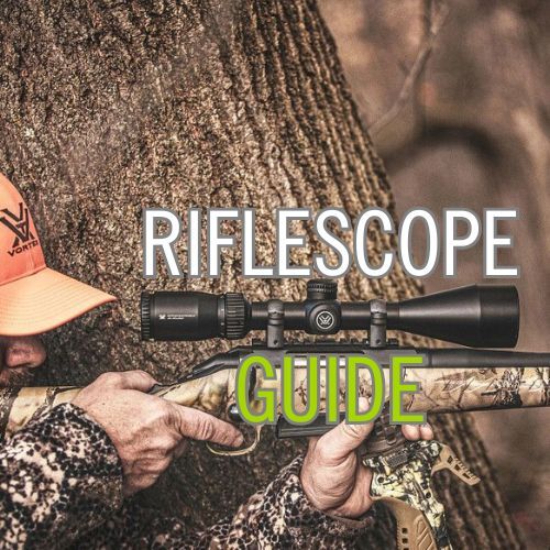 Jäger mit Tarngewehr und montiertem Zielfernrohr lehnt an einem Baum, Darstellung für einen Riflescope Ratgeber