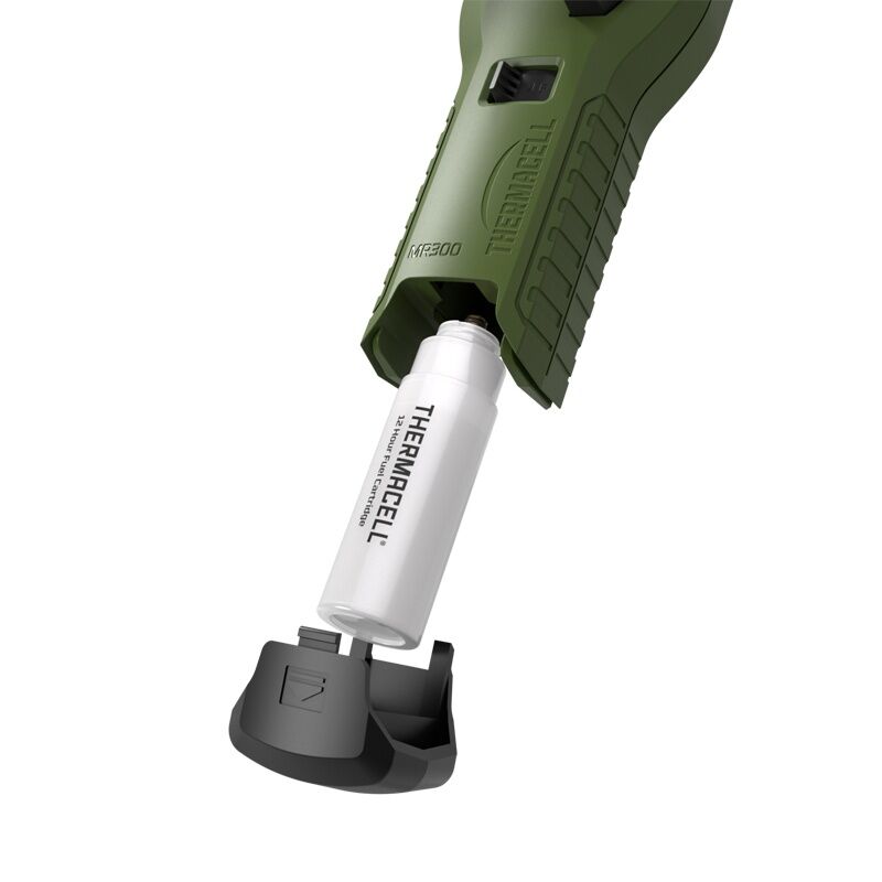 Detailansicht des Thermacell MR-300LI PT-19 Mückenabwehr Handgeräts in Olivgrün mit eingesetzter Thermacell Gaskartusche für bis zu 15 m² mückenfreie Outdoor-Schutzzone