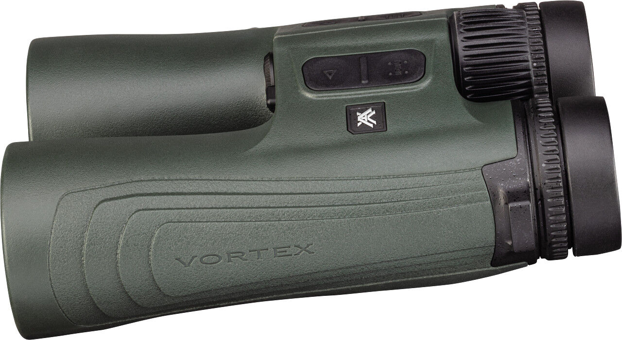 Seitliche Nahaufnahme eines grünen Vortex Fernglases mit rutschfester Gummierung, Bedientasten und großem Fokusrad für Outdoor und Jagd