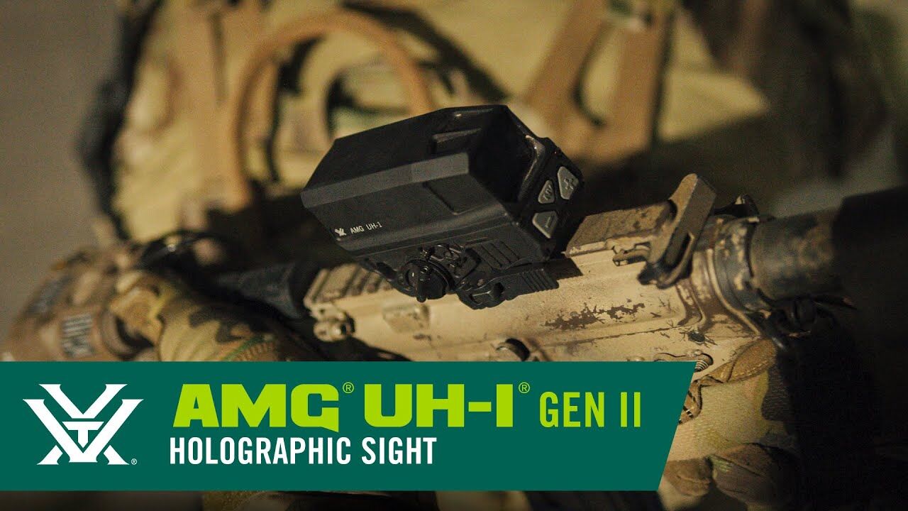 Ein Vortex Optics AMG UH-1 Gen II Holographic Visier, befestigt auf einer taktischen Waffe, in Nahaufnahme