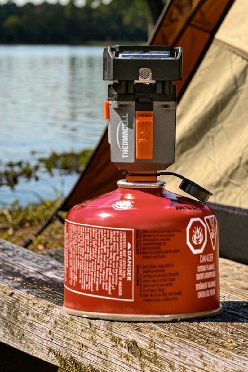 Thermacell MR-BP Backpacker PT-19 Mückenabwehrgerät auf Gaskartusche vor Zelt am See, kompakte Mückenabwehr mit ca. 15 m² Schutzbereich für Camping und Trekking