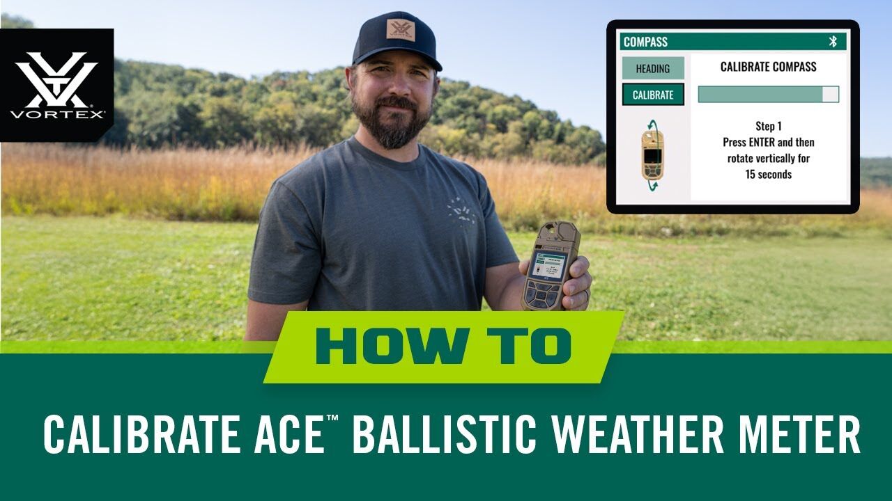 Mann im Freien mit Vortex ACE Ballistic Weather Meter in der Hand, daneben Display mit Anleitung zur Kompasskalibrierung und HOW TO Schriftzug