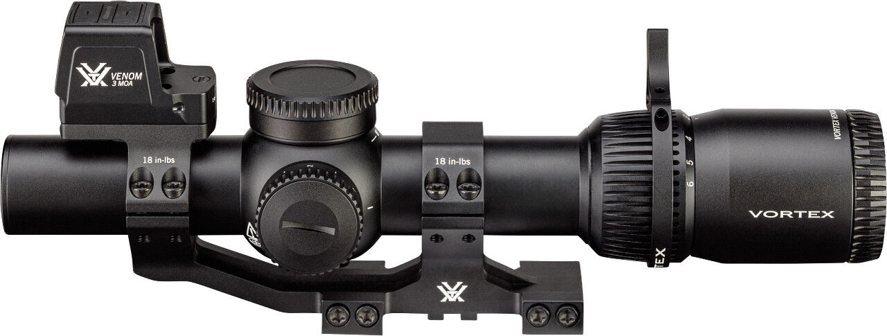 Seitliche Ansicht eines Vortex Zielfernrohrs mit montiertem Venom 3 MOA Rotpunktvisier und einteiliger Gewehrmontage für präzises Schießen
