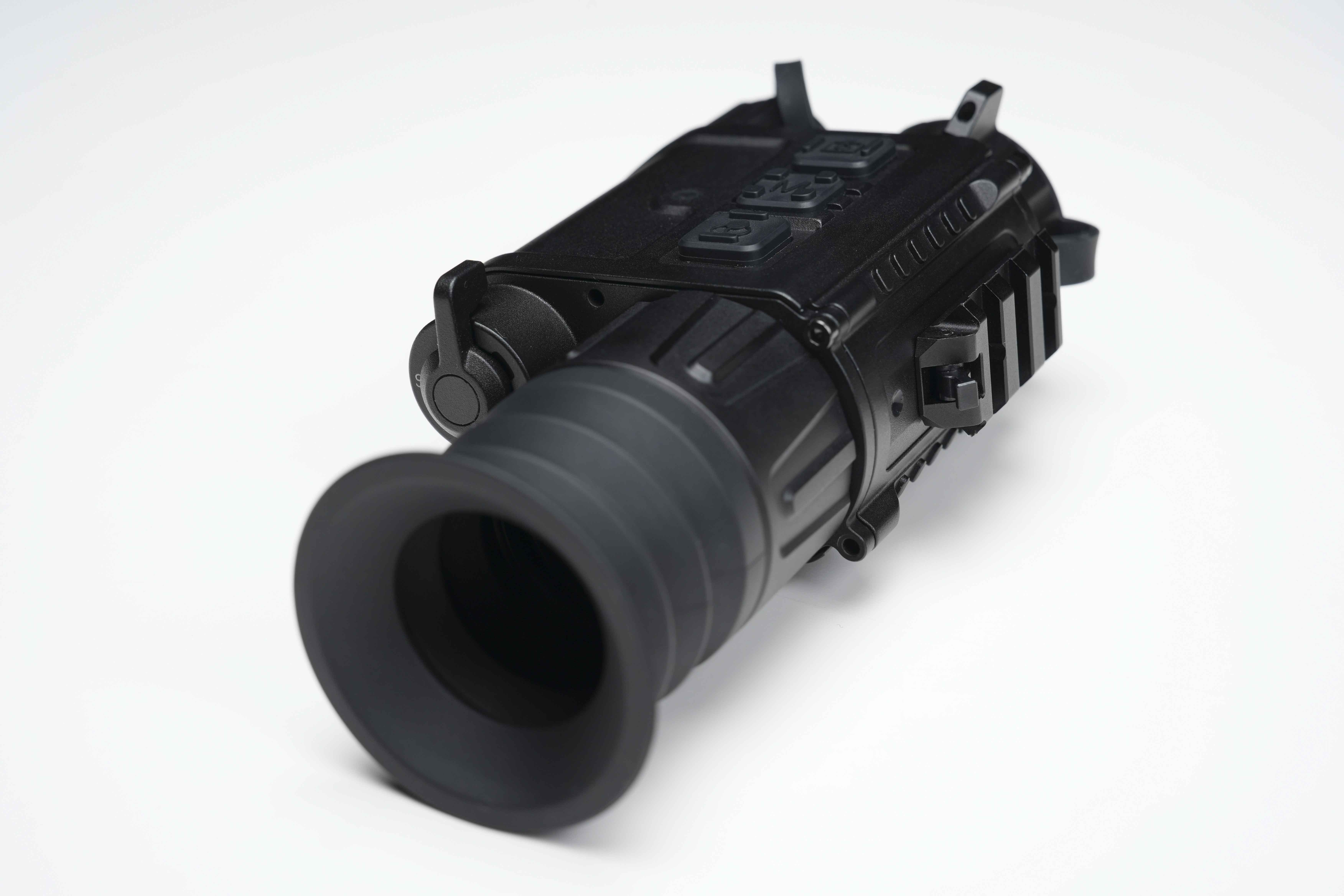 Produktabbildung ZENTRON Mega CQ25R 4 in 1 von Zentron – kompaktes Wärmebildgerät mit 640×512 VOx-Sensor, OLED-Display und Laser-Entfernungsmesser für die Nachtjagd