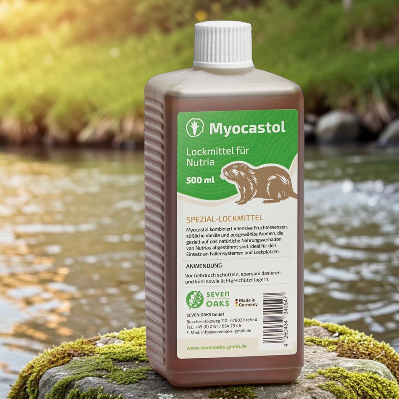 Flasche Seven Oaks Myocastol Nutria Lockmittel 500 ml vor Gewässer, Spezial-Lockstoff für Fallenjagd und Nutriawechsel