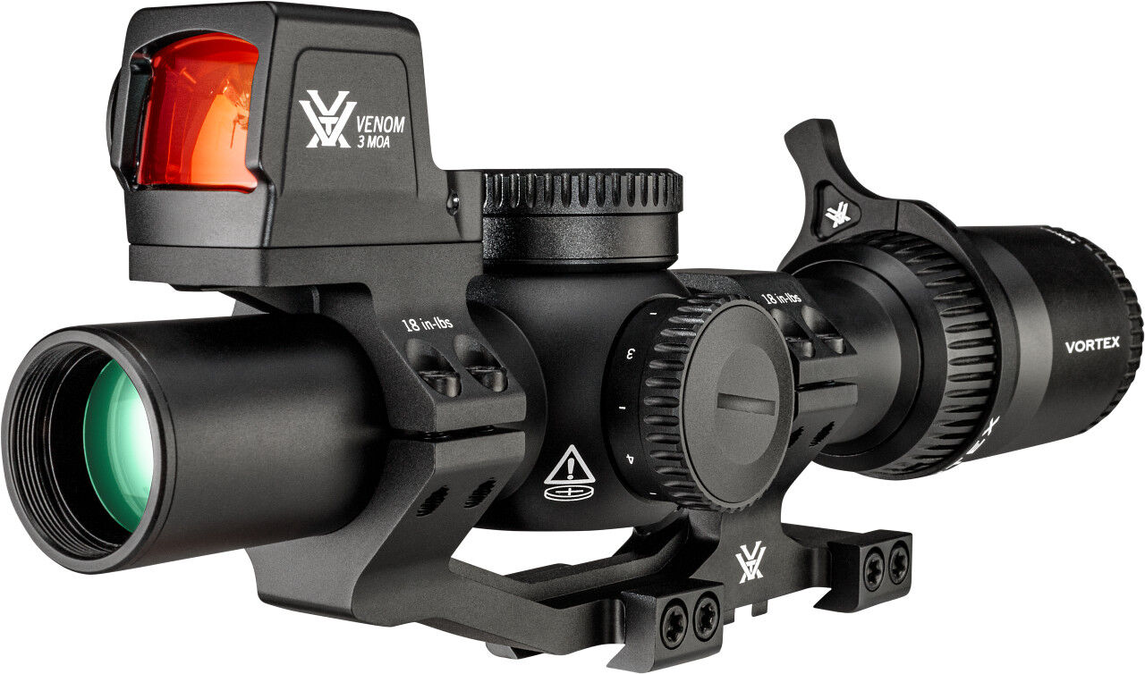 Seitliche Ansicht eines Vortex Zielfernrohrs mit montiertem Venom 3 MOA Rotpunktvisier auf taktischer Montage für präzises Schießen