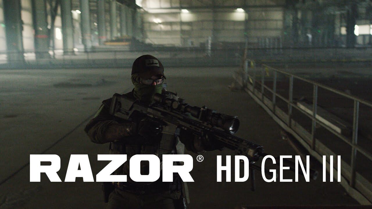 Soldat mit RAZOR HD GEN III Zielfernrohr in einer Industriehalle