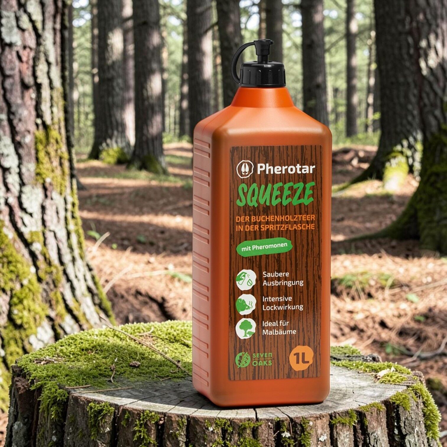 Pherotar Squeeze Buchenholzteer in 1-Liter-Spritzflasche mit Pheromonen, auf Baumstumpf im Wald platziert, zur Wildlockung und für Malbäume geeignet