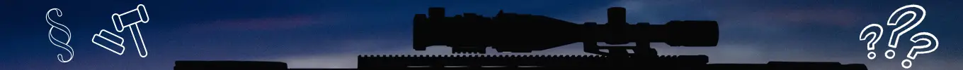 Silhouette eines montierten Zielfernrohrs auf Schiene in der Dämmerung, links mit Paragraph- und Hammer-Symbol, rechts mit Fragezeichen-Symbolen als Hinweis auf rechtliche Fragen und Beratung zum Produkt