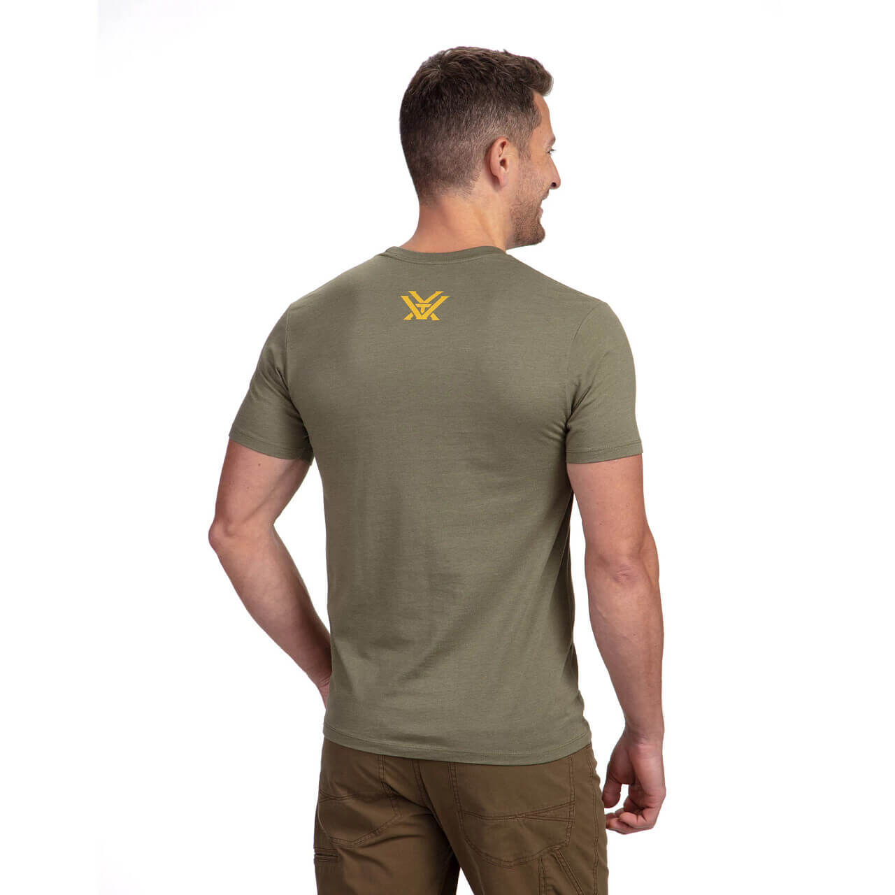 Ein Mann trägt ein olivgrünes T-Shirt mit einem gelben Logo auf der Rückseite, von hinten gesehen.