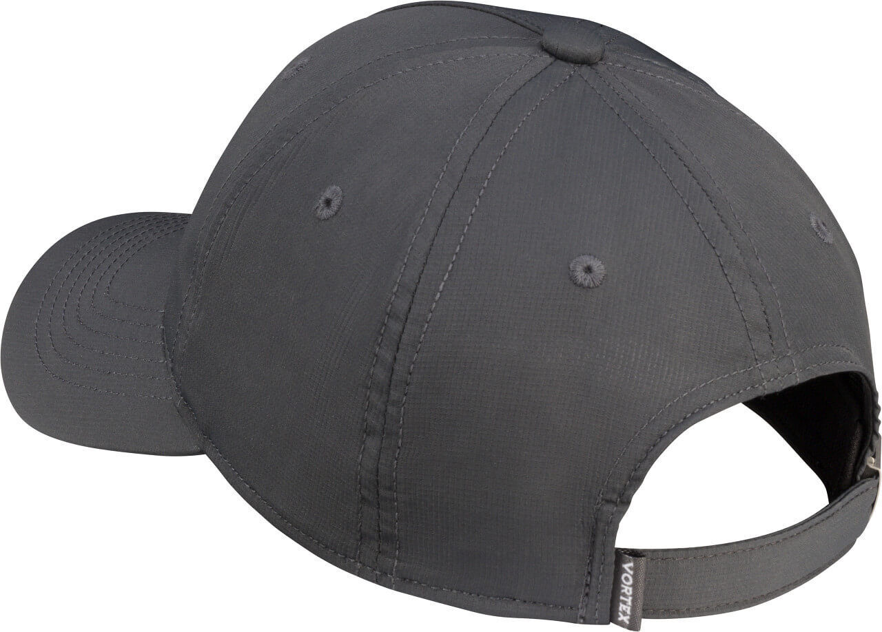 Eine dunkle Baseballkappe von hinten mit verstellbarem Riemen und gestickten Belüftungslöchern