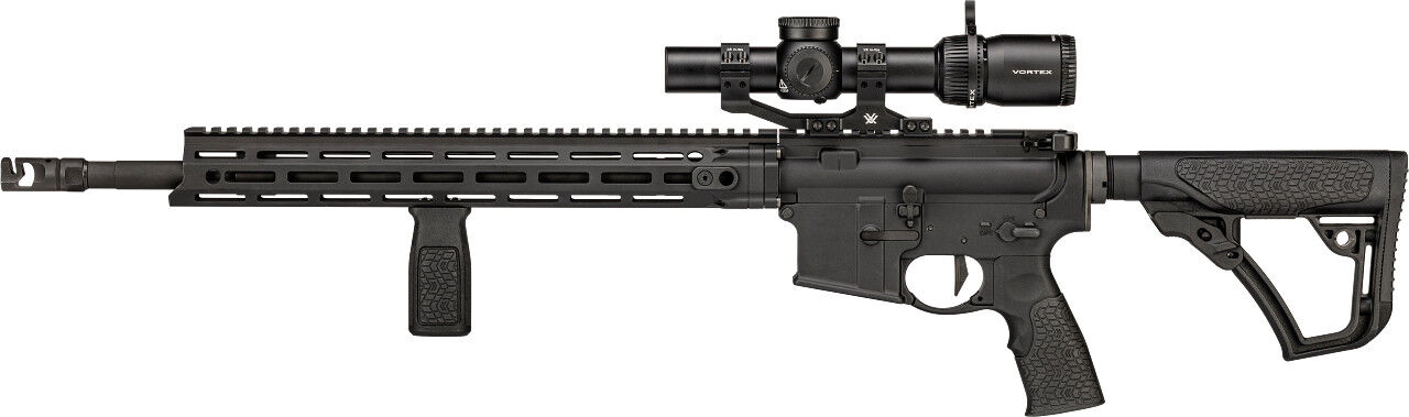Schwarzes Präzisionsgewehr mit montiertem Zielfernrohr