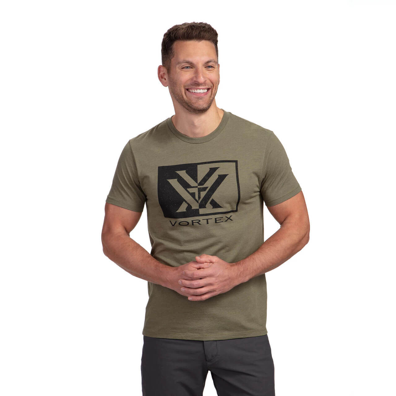 Lächelnder Mann trägt ein olivgrünes T-Shirt mit Vortex-Logo