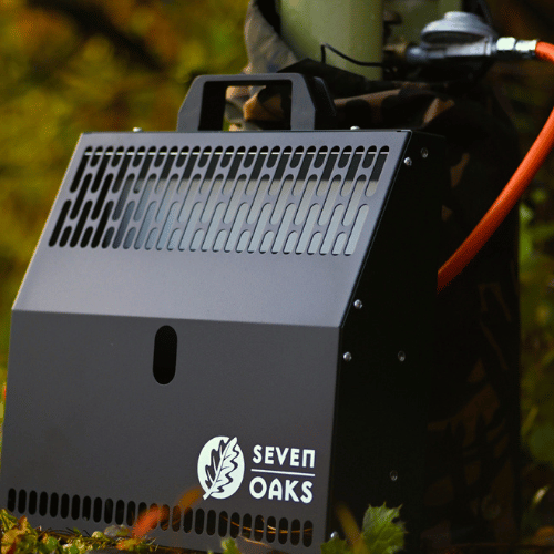 Schwarzer SEVEN OAKS Zeltofen mit Gasanschluss im Outdoor-Einsatz, ideal als Heizung für Camping, Jagd und Angeln