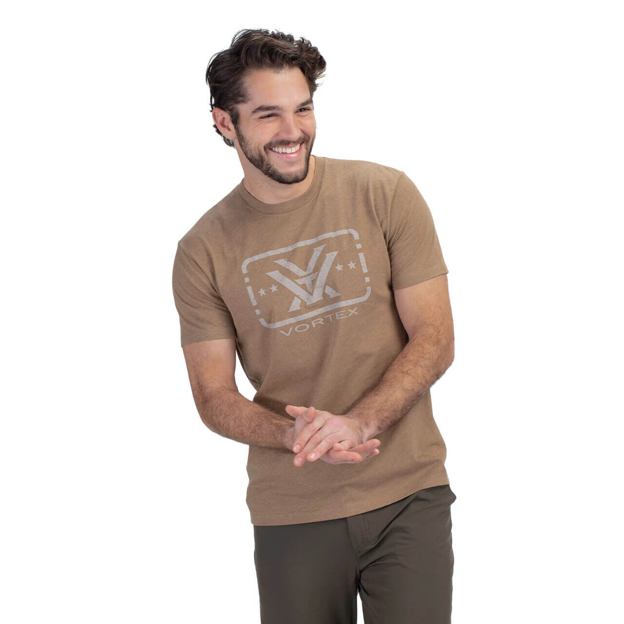 Lächelnder Mann trägt ein braunes Vortex-T-Shirt und dunkle Hosen, geeignet für Freizeitkleidung