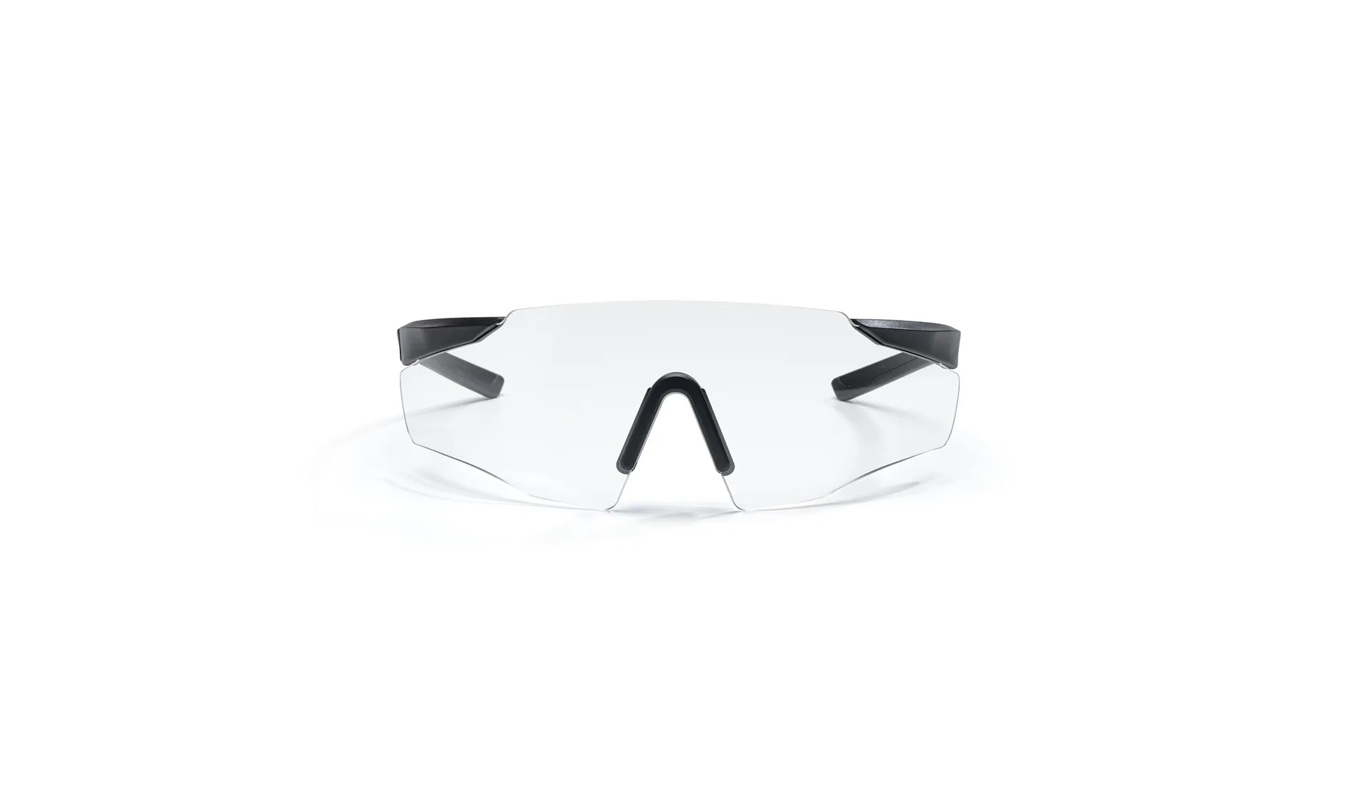 Transparente Sport-Sonnenbrille mit schwarzem Rahmen auf weißem Hintergrund