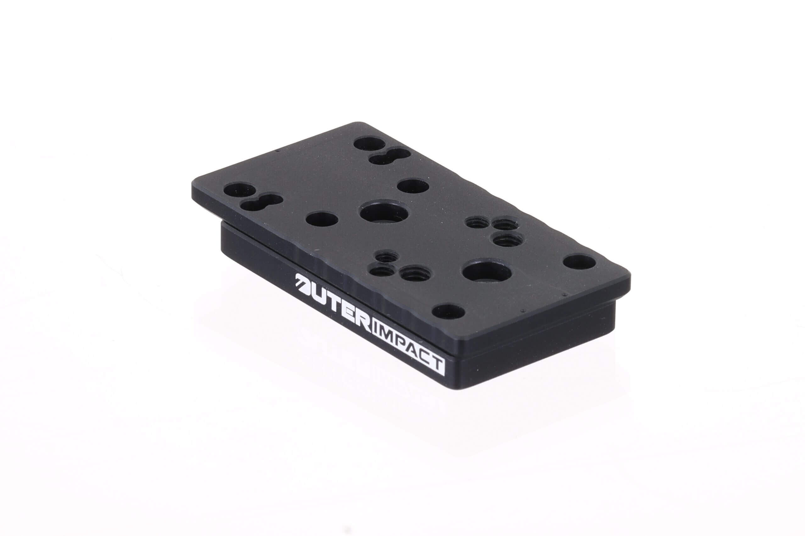 Schwarze Aluminium-Adapterplatte mit mehreren Montagemöglichkeiten auf weißem Hintergrund