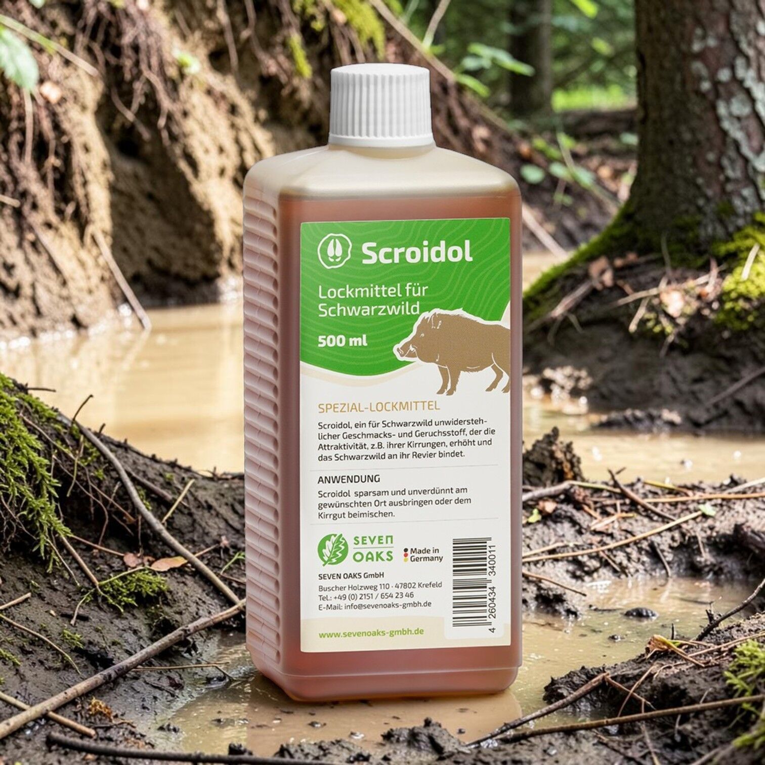 Flasche Scroidol Spezial-Lockmittel für Schwarzwild 500 ml von Seven Oaks, stehend im Wald an einer Suhle