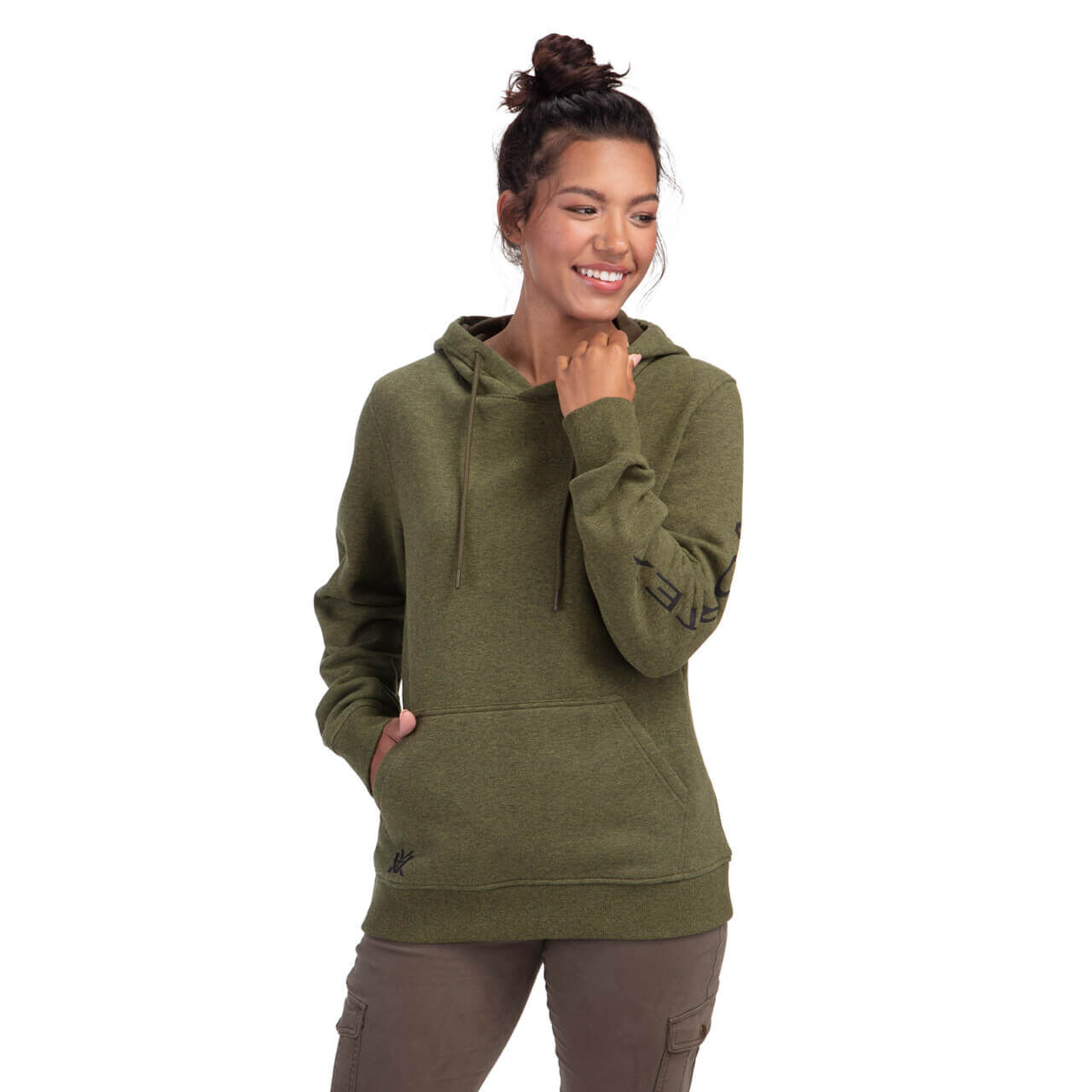 Frau trägt einen olivgrünen Damen-Hoodie mit Kapuze und Kängurutasche, perfekt für Freizeit und Komfort.