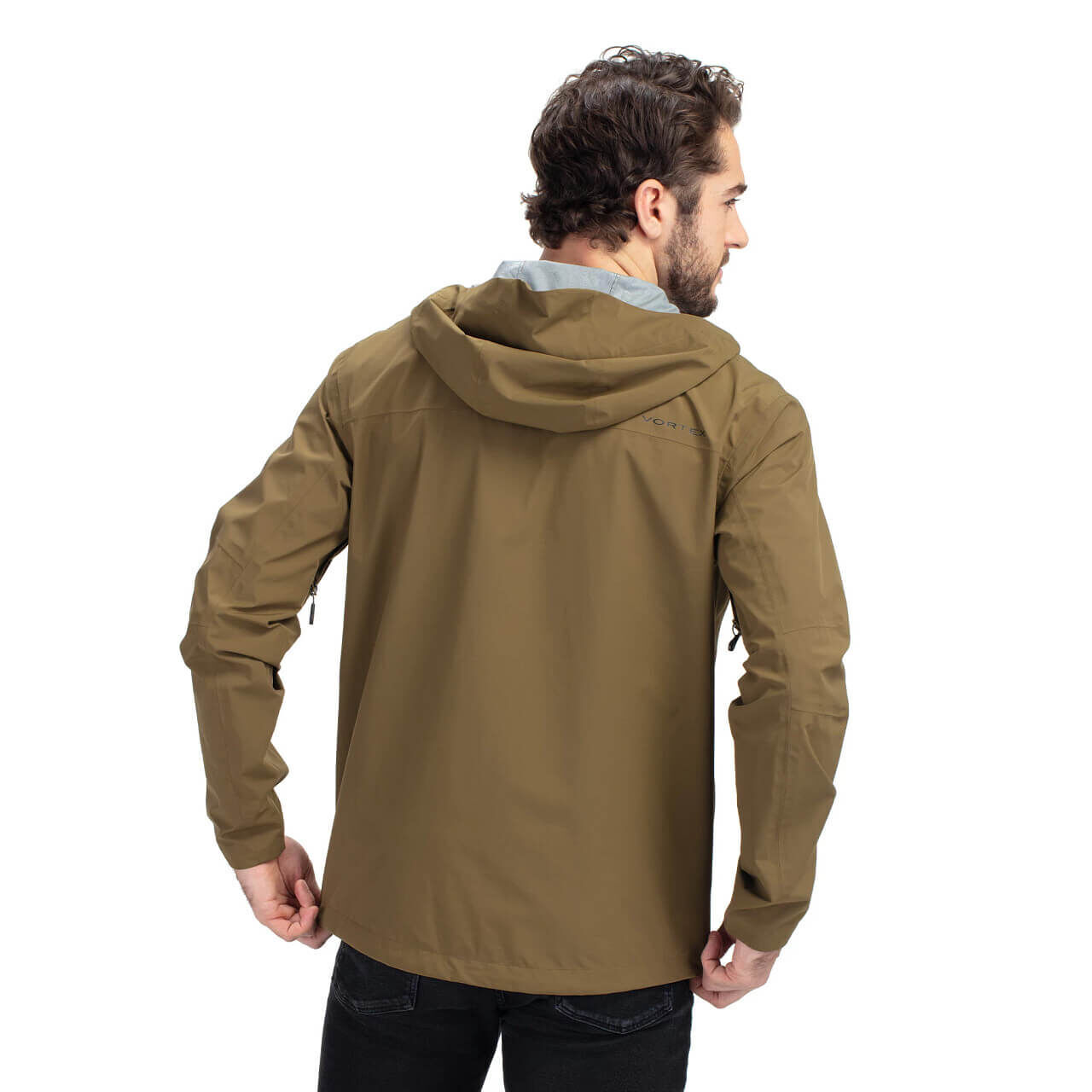 Mann trägt eine braune Jacke mit Kapuze, Ansicht von hinten
