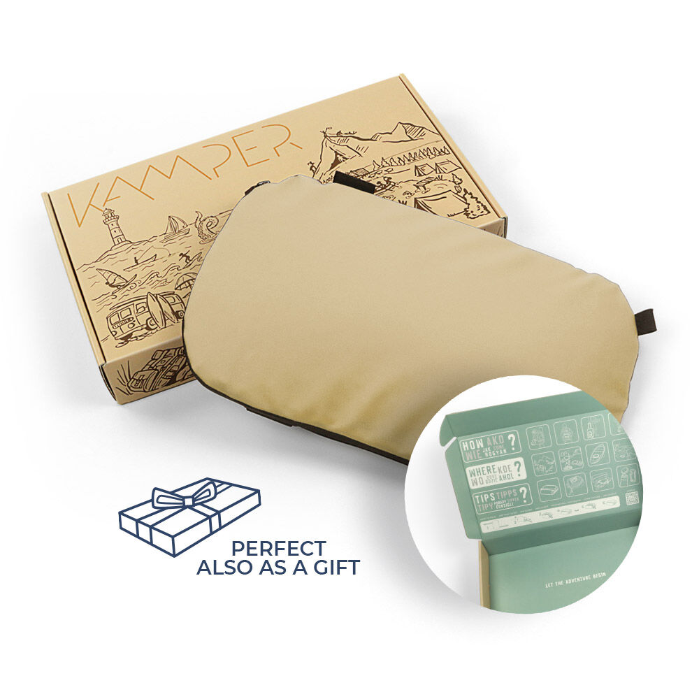 Beiges Kamper-Kissen auf dekorativer Verpackung mit Illustrationen von Landschaften und Reisen, ideal als Geschenk.