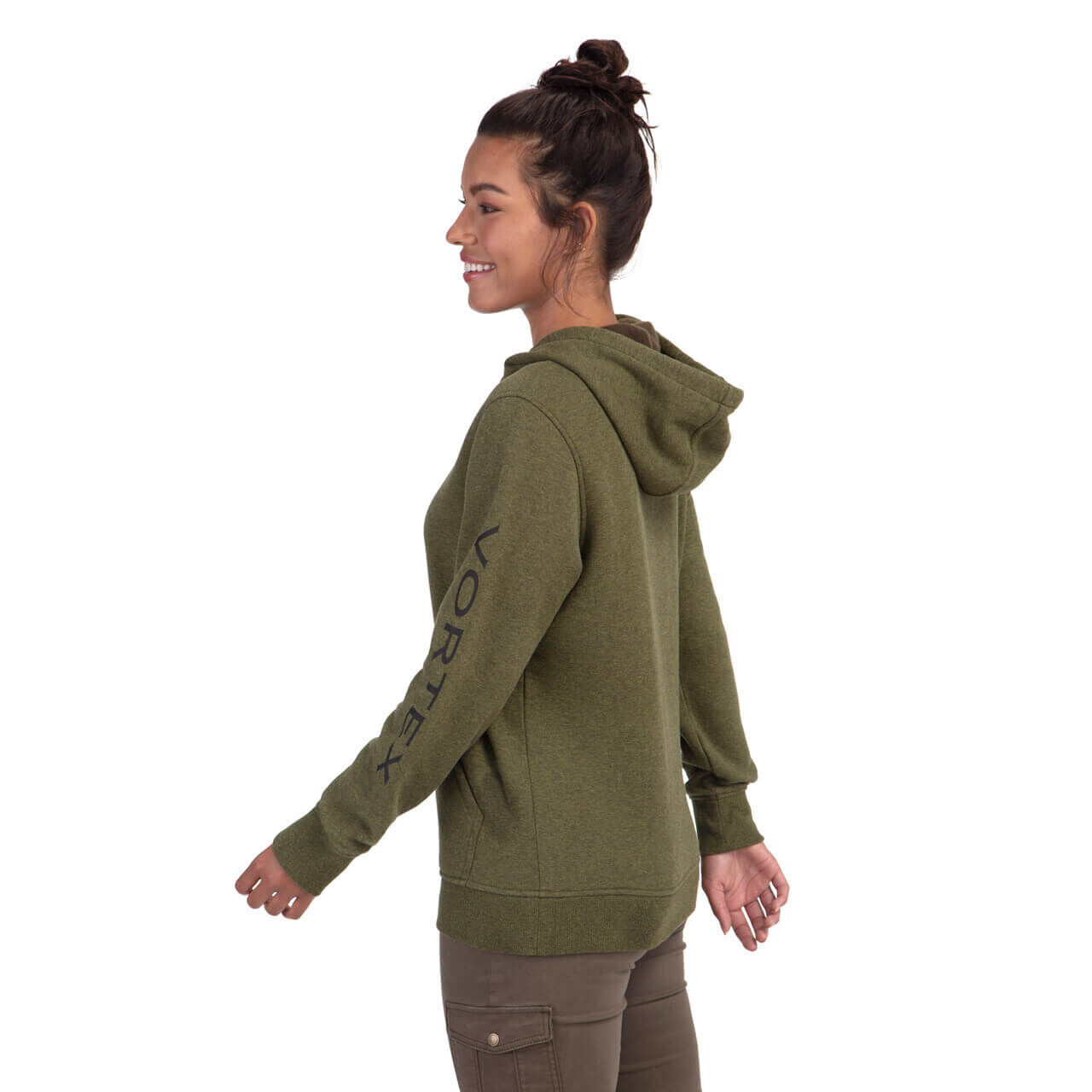 Frau trägt grünen Hoodie mit Kapuze und Vortex-Logo auf dem Ärmel