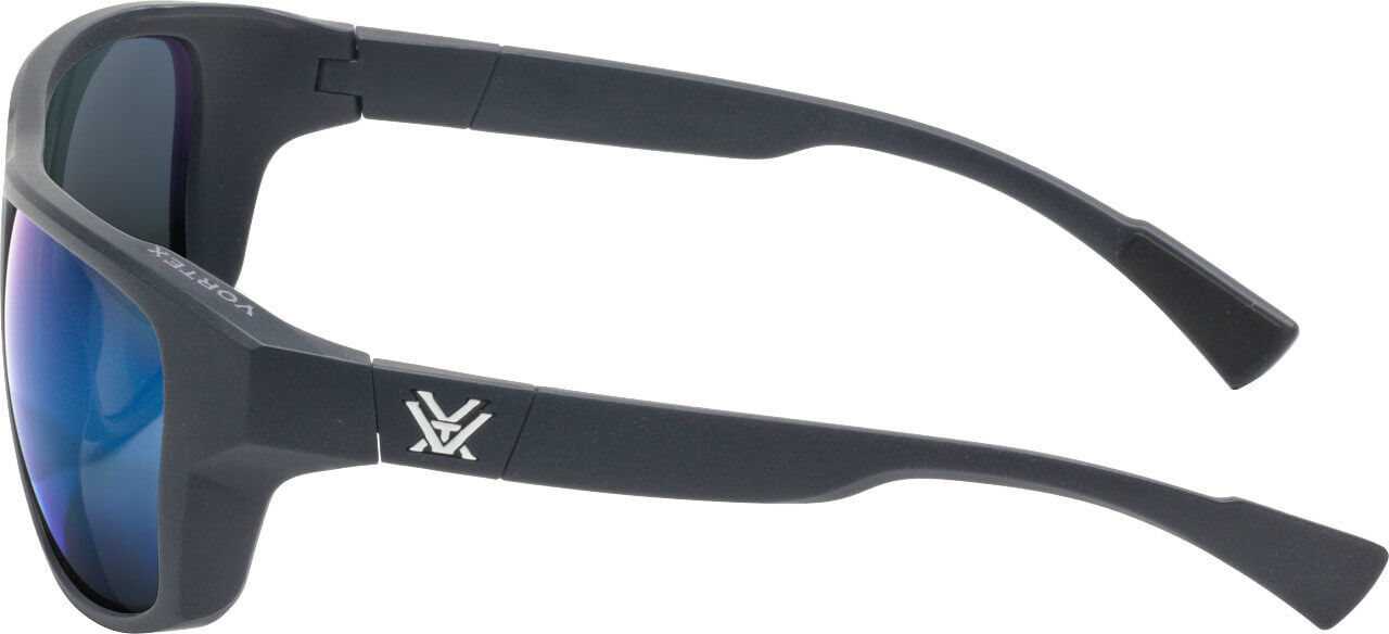 Seitliche Ansicht einer Sonnenbrille mit verspiegelten blauen Gläsern und schwarzem Gestell