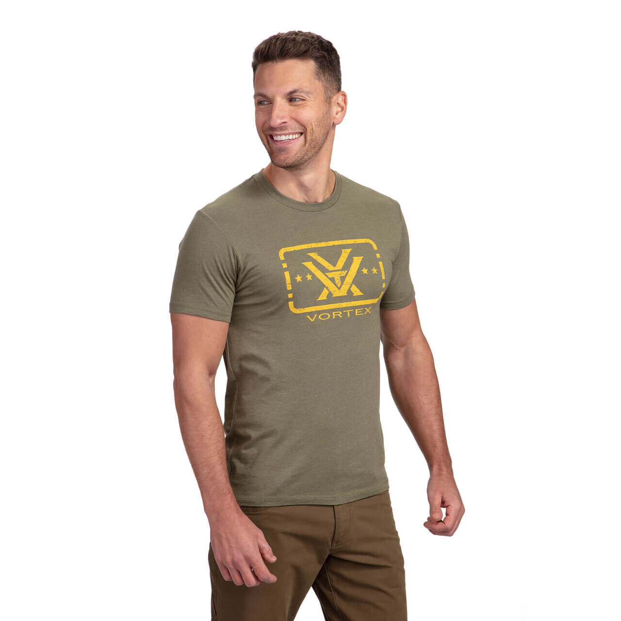 Lachender Mann trägt olivgrünes T-Shirt mit gelbem Vortex-Logo