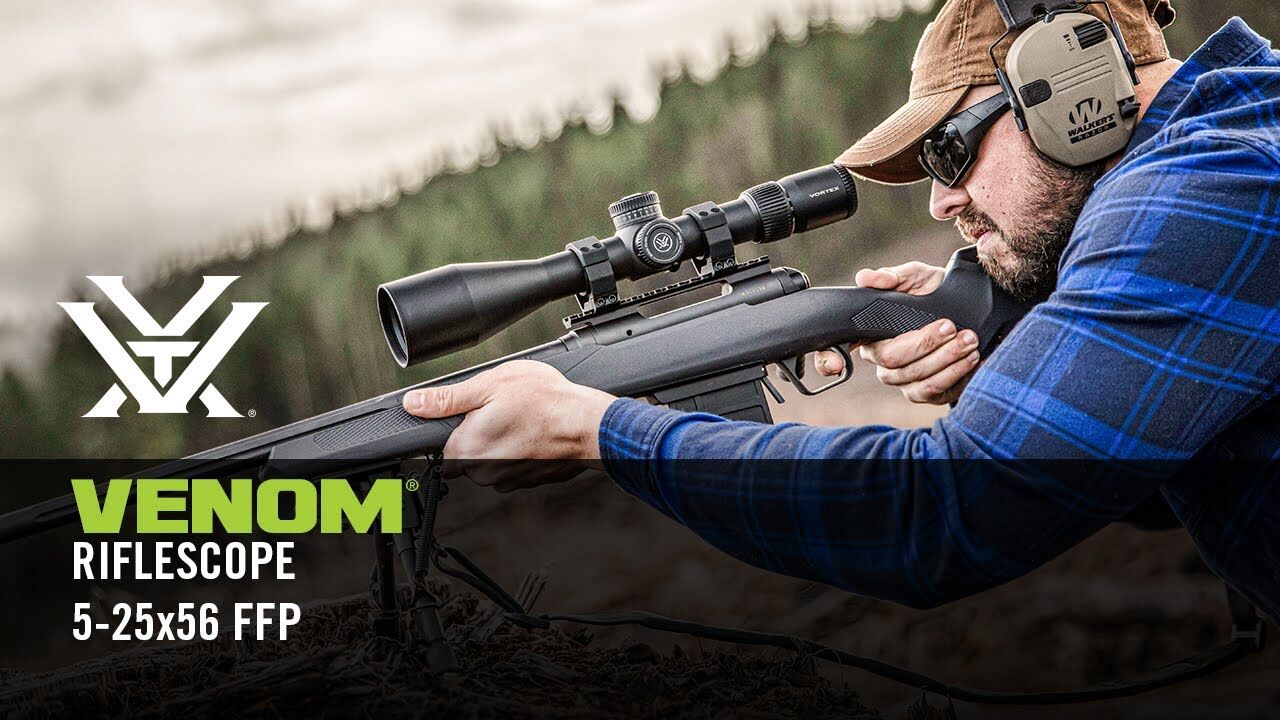Person zielt mit einem Gewehr versehen mit einem VENOM 5-25x56 FFP Zielfernrohr, optimal für Präzisionsschießen ausgestattet.