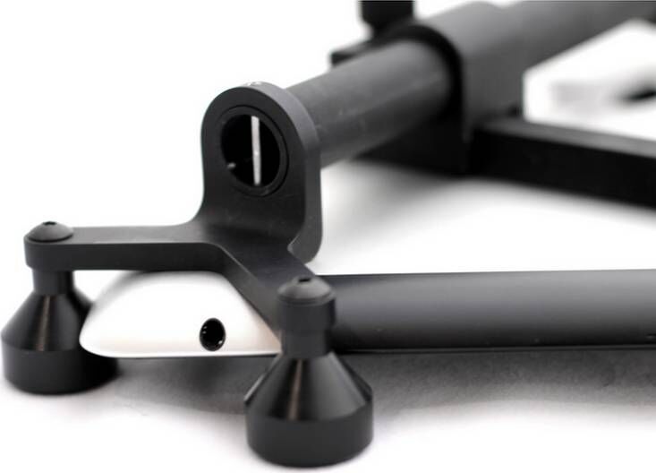 Nahaufnahme einer schwarzen Metallhalterung mit präzisen Details und robustem Design, geeignet für technische Anwendungen